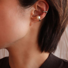画像をギャラリービューアに読み込む, plus stainless ear cuff pearl (single)