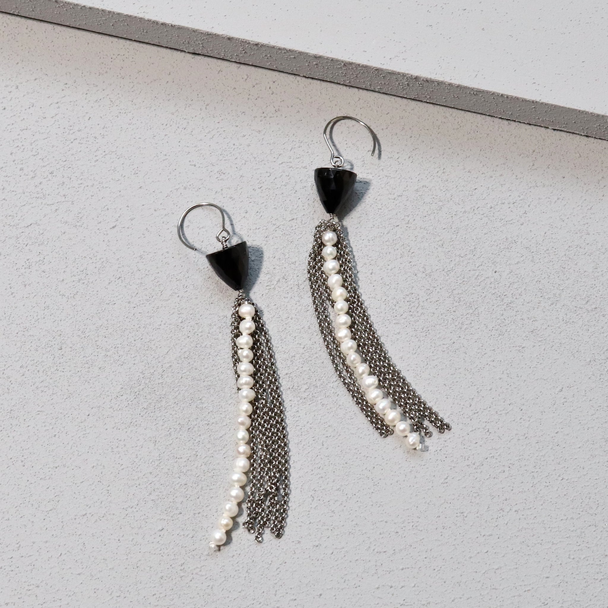 knot pearl & black spinel pierce~ブラックスピネル＆淡水パール